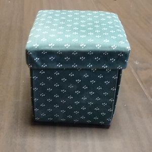 NWOT Vintage Singer Collapsible Box sewing kit Green color.